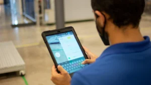 colaborador-con-tablet
