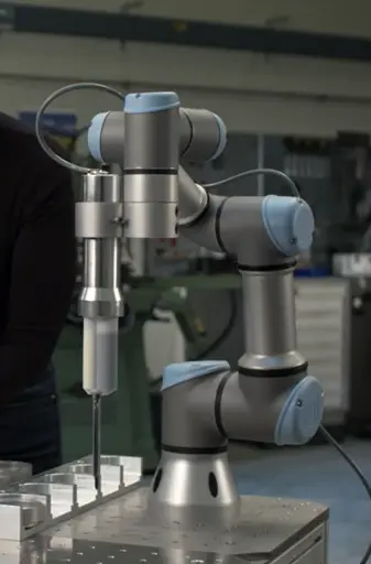 universal robots ur5 trabajando con atornillado