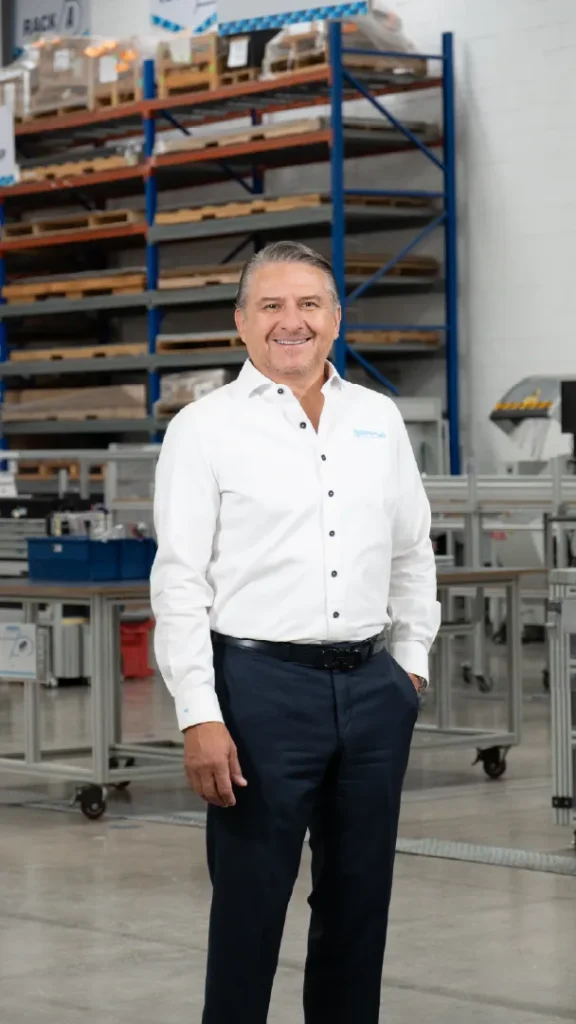 director de ripipsa posando en area de produccion