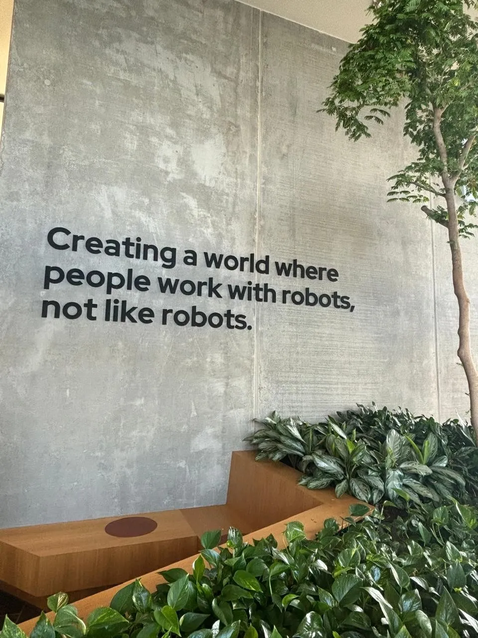 Mensaje en la entrada a la fabrica de Universal Robots en Odense Dinamarca